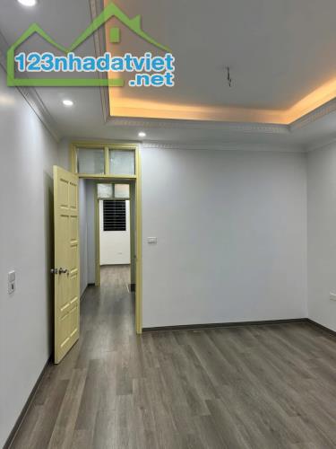 Bán Nhà Ngõ 45 Phố Trần Thái Tông 36/40m2 x 5 tầng, ngõ thông rộng, nhà mới kính koong