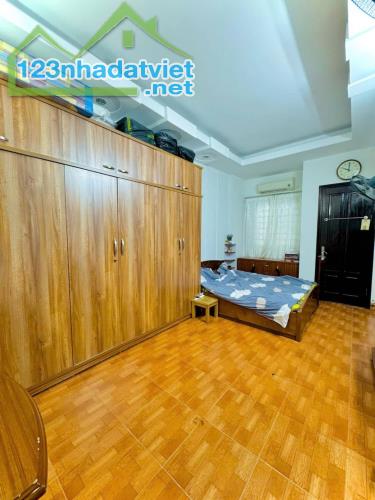 Chính chủ bán gấp nhà ngõ 236 Khương Đình, Thanh Xuân. Diện tích 33m2, 5 tầng, Giá 5,95