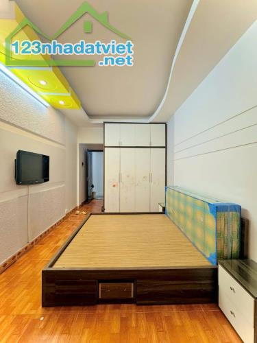 Chính chủ bán gấp nhà ngõ 236 Khương Đình, Thanh Xuân. Diện tích 33m2, 5 tầng, Giá 5,95 - 2