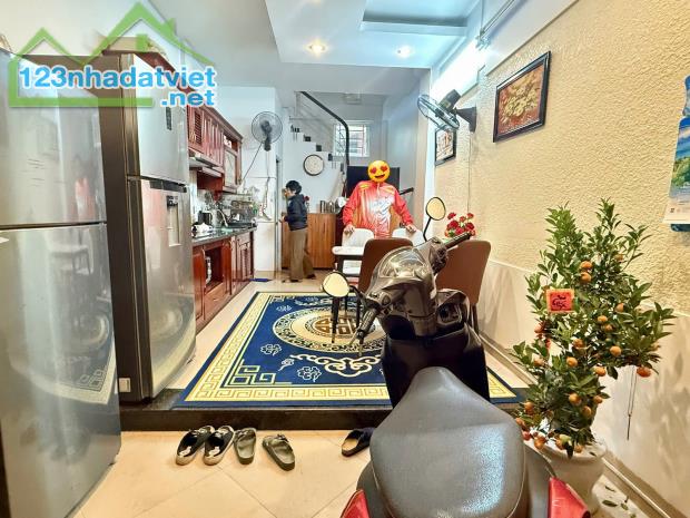 Chính chủ bán gấp nhà ngõ 236 Khương Đình, Thanh Xuân. Diện tích 33m2, 5 tầng, Giá 5,95 - 3