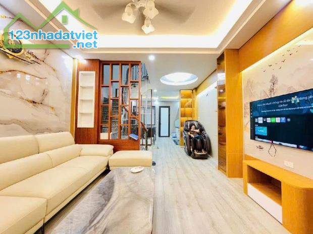 bán nhà bồ đề. 50m2 * 5 tầng * 11 tỷ. full nội thất, ô tô đỗ cửa.