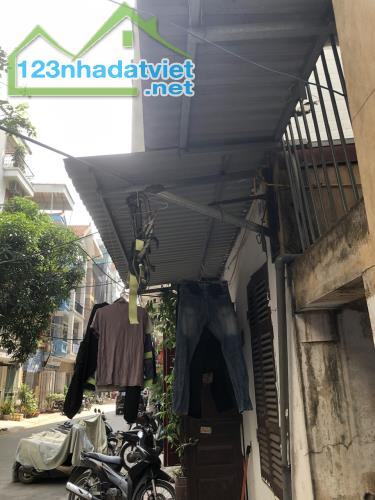 Siêu hiếm, căn nhà c4 ô tô còn sót lại khu TĐC Đồng Me, Nam Từ Liêm 60m2 giá 13.3 tỷ - 2