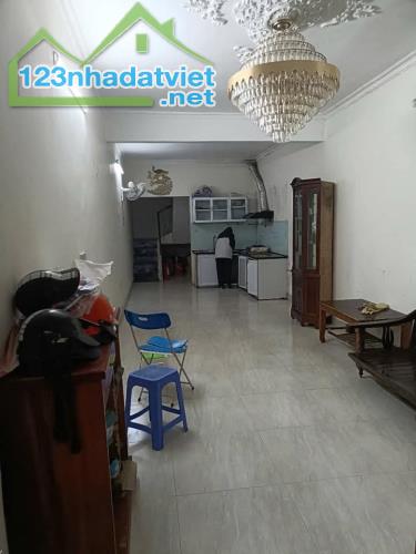 Cho thuê nhà ngõ phố Nguyễn Xiển Thanh Xuân 56m x 3 tầng, giá 11tr/tháng