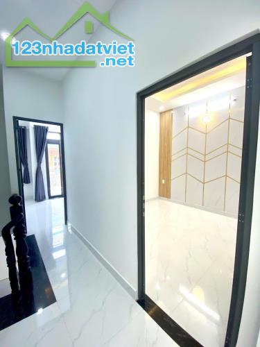 NHỈNH 3 TỶ - NHÀ SIÊU ĐẸP - 40M2 - 2 TẦNG - SÁT MẶT TIỀN ĐƯỜNG QUẬN 12