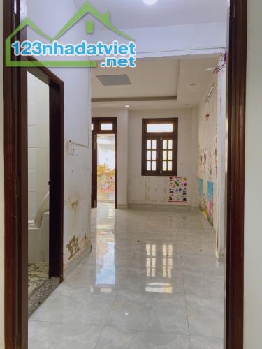 Bán nhà MỘT TRỤC - XE HƠI NGỦ TRONG NHÀ Giá 6.75 tỷ  Vị Trí: Nguyễn Văn khối phường 11 Gò