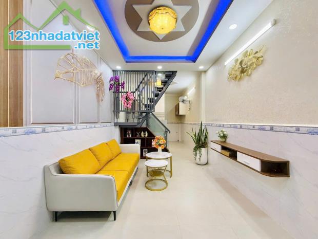 Hẻm trước nhà 2.5m, khu dân trí cao. Gần Chợ, trường học, công viên Làng Hoa. Chỉ 3.38 TỶ