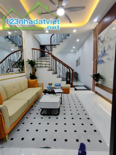 Bán nhà Khương Đình-Thanh Xuân, 30m2 x 3 tầng, mới cực đẹp, cách ô tô 15m. Giá 3,3 tỷ