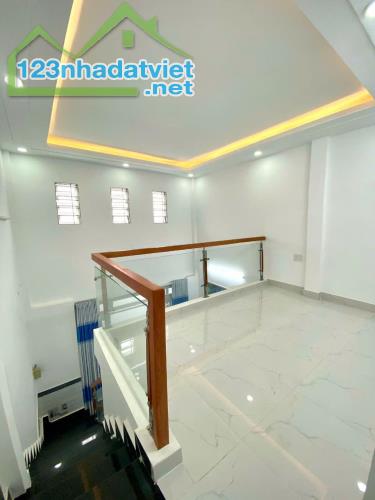 NHà Đẹp  Giá Rẻ 44m SHR Giá Chỉ 2 Tỷ 65 Hẻm Xe Hơi Hiệp Thành Quận 12 Sát Gò Vấp - 1