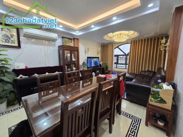 Nhà Ngọc Trục Đại Mỗ gần Lê Quang Đạo kéo dài 40m2 3 ngủ rộng ô tô 10m, giá 6 tỷ 3 (TL)