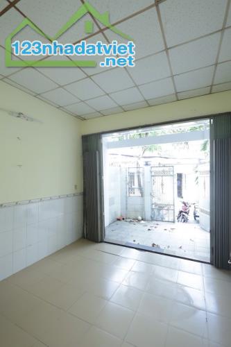 Bán nhà hẻm 111 Lạc Long Quân, Quận 11, 63m2