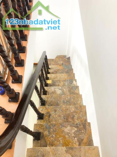 BÁN NHÀ LƯƠNG YÊN 24m2 ĐẸP TRUNG TÂM HAI BÀ TRƯNG, ĐỦ NỘI THẤT, NGÕ NÔNG, RA OTO CHỈ 10M