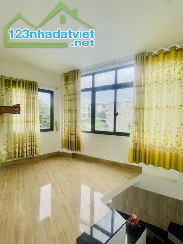 HIỆP THÀNH Q12 - HƠN 2TỶ - HẺM XE HƠI  - 2 TẦNG 3 PHÒNG NGỦ - TƯƠNG LAI 2 MẶT TIỀN. - 1