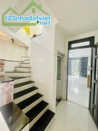 HIỆP THÀNH Q12 - HƠN 2TỶ - HẺM XE HƠI  - 2 TẦNG 3 PHÒNG NGỦ - TƯƠNG LAI 2 MẶT TIỀN. - 3