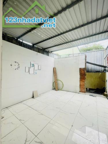 HIỆP THÀNH Q12 - HƠN 2TỶ - HẺM XE HƠI  - 2 TẦNG 3 PHÒNG NGỦ - TƯƠNG LAI 2 MẶT TIỀN. - 4