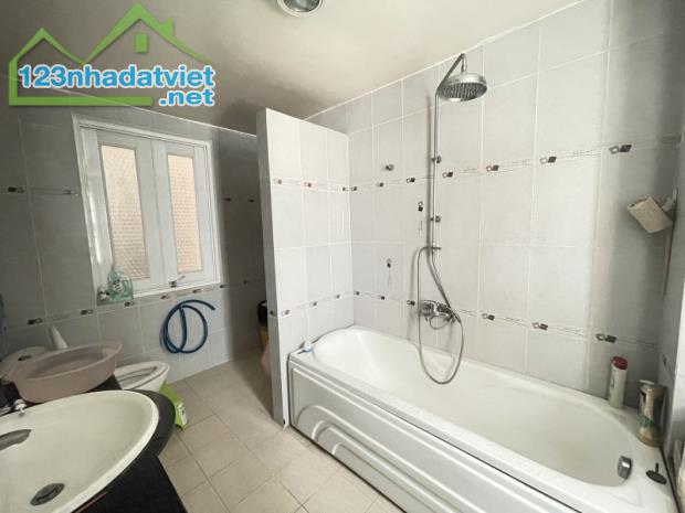 Gấp bán nhà Thủ Đức, 4 tầng, dt 160m2, giá 33 tỷ, cạnh Trần Lựu, Quận 2(cũ). - 1
