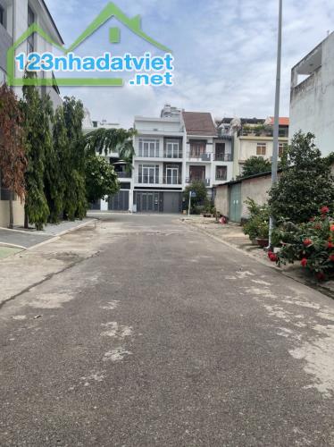 Gấp bán nhà Thủ Đức, 4 tầng, dt 160m2, giá 33 tỷ, cạnh Trần Lựu, Quận 2(cũ).