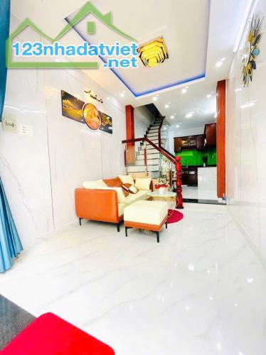 Vị trí bao đẹp , nhà nằm giữa mấy chợ và trường học siêu thị xung quanh. Chỉ 3.78 Tỷ - 4