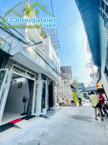 Vị trí bao đẹp , nhà nằm giữa mấy chợ và trường học siêu thị xung quanh. Chỉ 3.78 Tỷ