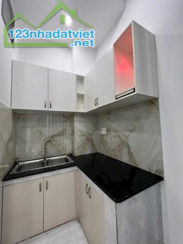 3.58 tỷ bán nhà 3 tầng ngay chợ Gò Vấp Nguyễn Thái Sơn- DTSD 60m2- 2PN 3WC - 4