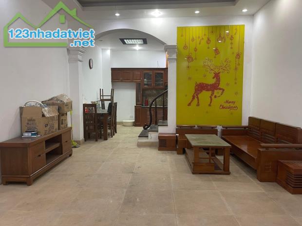 Bán nhà phố Nguyễn Trãi, Thanh Xuân, Dt 54m2 x 5 tầng. Lô góc, ô tô đỗ cửa. Lh: 0848863139 - 1