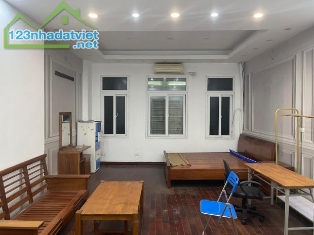Bán nhà phố Nguyễn Trãi, Thanh Xuân, Dt 54m2 x 5 tầng. Lô góc, ô tô đỗ cửa. Lh: 0848863139