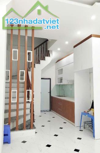 Hơn 6 tỷ nhà chia lô ô tô đỗ phố Quang Tiến, hàng xóm Vinhomes Smart City 36m2x5T. LH 0989 - 2