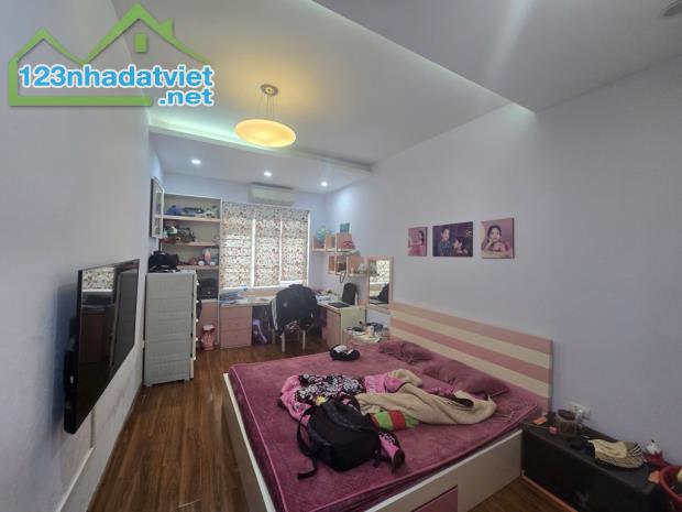 NHÀ ĐẸP -LÕI ĐỐNG ĐA - NGÕ THÔNG -Ô TÔ CÁCH 10m FULL NỘI THẤT - TOÀN GỖ LIM NGUYÊN KHỐI