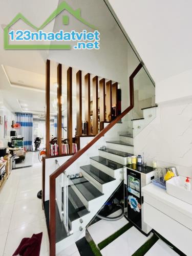 BÁN NHÀ 3 LẦU - CHÍNH CHỦ XÂY CỰC ĐẸP - KIÊN CỐ - TÂN THỚI HIỆP 21 - QUẬN 12.  🏘️75M2 - G - 4