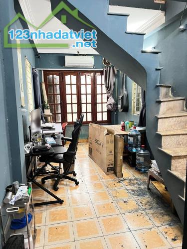 Cho thuê căn hộ Tập thể tầng 3, 70m2, 2 tầng, 2 ngủ, 1 vệ sinh, 5 Triệu/tháng