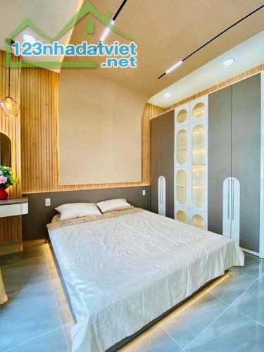 Nhà Nguyễn Khánh Toàn Ô Tô Dừng Đỗ Ngày Đêm 30m2