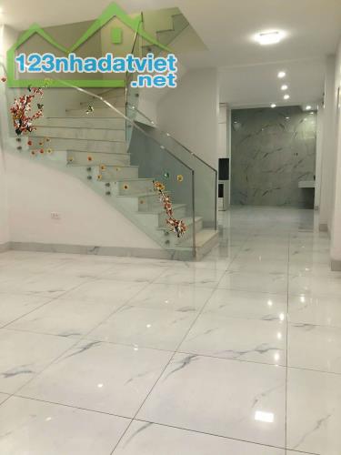 Tìm chủ mới nhà 64m x 3 tầng Ngũ Hiêp. 16 chỗ đỗ cửa. Giá hơn 4 tỷ