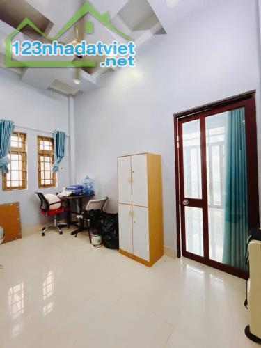 NHÀ MỚI XÂY Đ :HUỲNH TẤN PHÁT QUẬN 7 KẾ PMH QUẬN 7.DT 63 M2  3 TẦNG. 5 PN. GIÁ CHỈ 6.8 TỶ. - 4