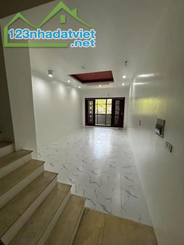 Cho thuê nhà làm CHDV Phố Hoàng Cầu, 5 tầng, 54m2, mt 4m, 6 ngủ, 26 triệu