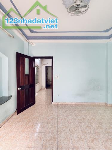 Bán nhà hẻm 958 Lạc Long Quân, Quận Tân Bình, 45m2 - 2