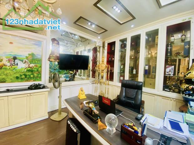 BÁN NHÀ HOÀNG QUỐC VIỆT PHÂN LÔ, Ô TÔ - 88m2, 5T, MT5.7m Giá chỉ 17.5 tỷ.