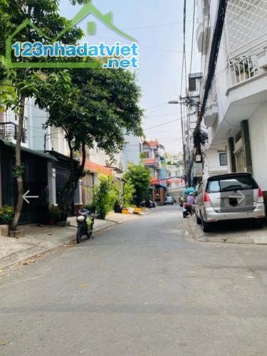 HẺM XE HƠI.  109 DƯƠNG BÁ TRẠC - P.1 - Q.8 - KẾ BÊN Q.1 - DT: 3.6 X 13 - BỐN TẦNG - 6.65 t - 5