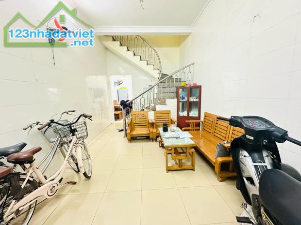 Phân lô Vương Thừa Vũ, 2 thoáng,gần phố,CHDV, 104m 3tầng 5m mặt, Giá 18.5 tỷ. 0796193699 - 2