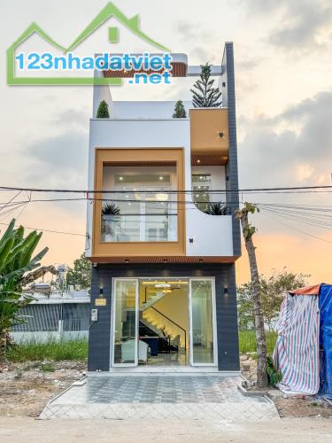 NHÀ LẦU 3 TẦNG PHONG CÁCH MỚI LẠ HIỆN ĐẠI THUỘC KDC HỒNG LOAN