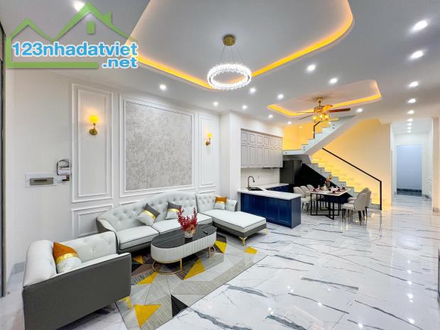 NHÀ LẦU 3 TẦNG PHONG CÁCH MỚI LẠ HIỆN ĐẠI THUỘC KDC HỒNG LOAN - 2