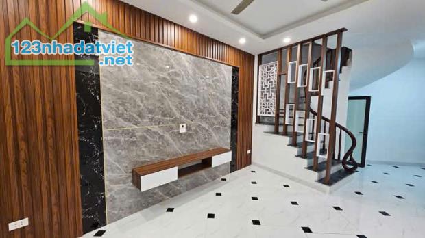 NHÀ ĐẸP MỚI , VỊ TRÍ ĐẮC ĐỊA TRUNG TÂM QUẬN HÀ ĐÔNG , NGÕ RỘNG , 5 TẦNG , GIÁ HƠN 5 TỶ