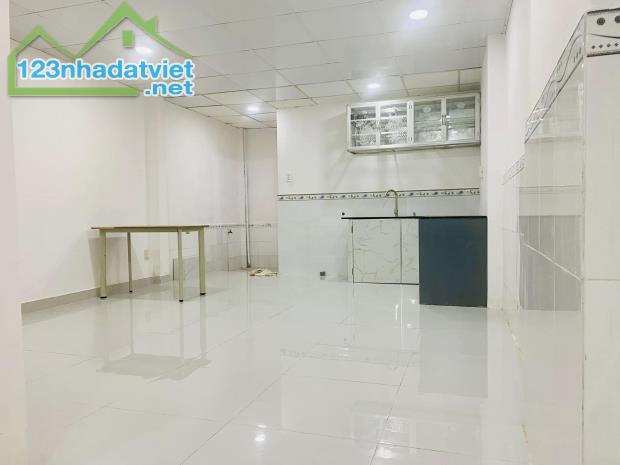NHÀ MỚI 2 TẦNG - 60M NỞ HẬU - HẺM 4M SÁT MẶT TIỀN - ĐỐI DIỆN AEON NHỈNH 5 TỶ - 2