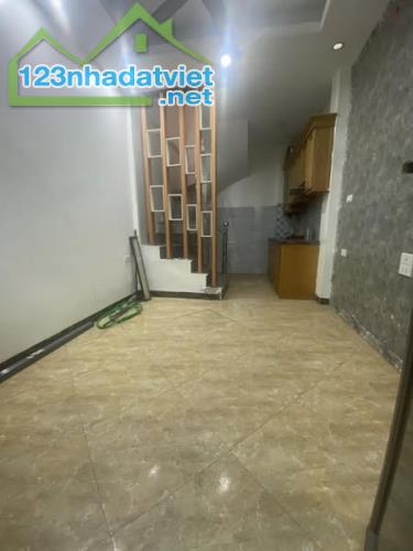 2,99  tỷ có nhà Tam Trinh sổ đỏ 20m2 5 tầng 3 ngủ ngõ gần ô tô