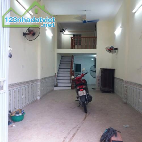 Cho thuê nhà ngõ 205 Bùi Xương Trạch 4 tầng, 50m2, 4 ngủ, ô tô vào nhà 14 Triệu - 2