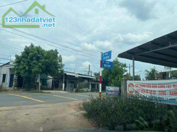 Cần bán gấp 200m2 có thổ cư mặt tiền đường ĐH504, Phú Giáo, Bình Dương giá chỉ : 650 triệu - 1