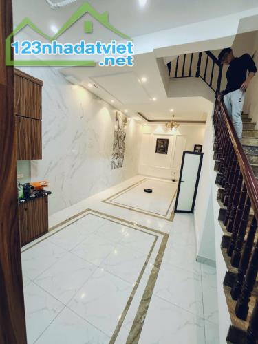 Cho thuê nhà ngõ 281 Đội Cấn  Ở NHÓM 6 NGƯỜI, KD ONL 35m2 x 4 tầng, 3 ngủ, 15 Triệu - 4