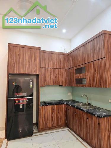 Cho thuê nhà ngõ 281 Đội Cấn  Ở NHÓM 6 NGƯỜI, KD ONL 35m2 x 4 tầng, 3 ngủ, 15 Triệu - 3