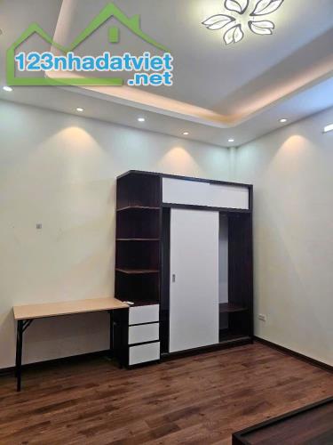 Cho thuê nhà ngõ 281 Đội Cấn  Ở NHÓM 6 NGƯỜI, KD ONL 35m2 x 4 tầng, 3 ngủ, 15 Triệu - 2
