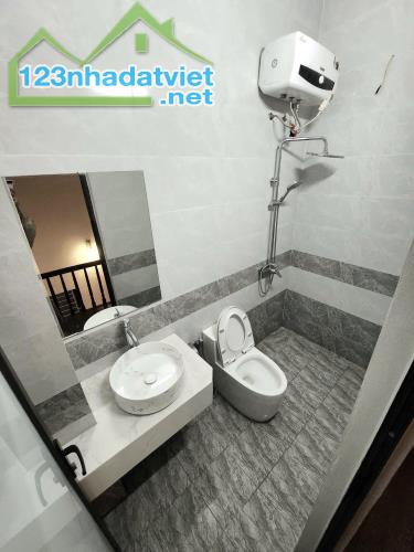 Cho thuê nhà ngõ 281 Đội Cấn  Ở NHÓM 6 NGƯỜI, KD ONL 35m2 x 4 tầng, 3 ngủ, 15 Triệu