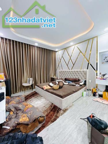 NHÀ SÁT MẶT TIỀN CAO TẦNG ĐỒNG NHẤT VIP Q4 NGANG 4 DÀI 14
 - 5 TẤM CÓ 9 TỶ - 3