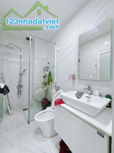NHÀ SÁT MẶT TIỀN CAO TẦNG ĐỒNG NHẤT VIP Q4 NGANG 4 DÀI 14
 - 5 TẤM CÓ 9 TỶ